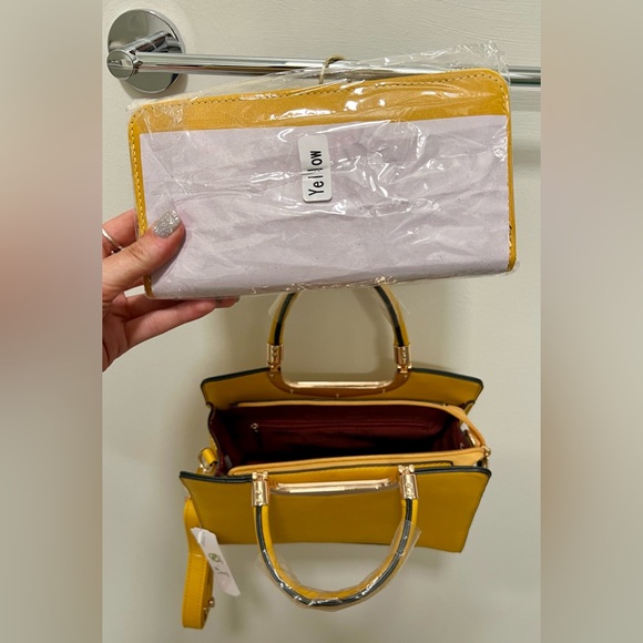 NWT Yellow & Gold 2-in-1 Vegan Handbag - Picture 4 of 6